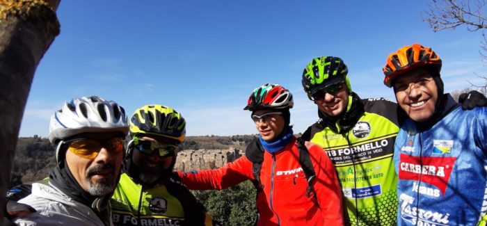 Pedalata a Calcata con forte ventata