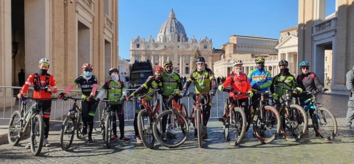A Piazza San Pietro in MTB